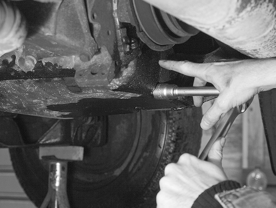 00160_oelablassschraube_oeffnen oelablassschraube oeffnen