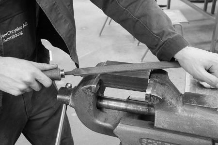 U-Stahl mit einer Flachfeile feilen