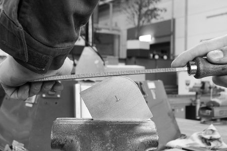 Aussenradius feilen im Schraubstock