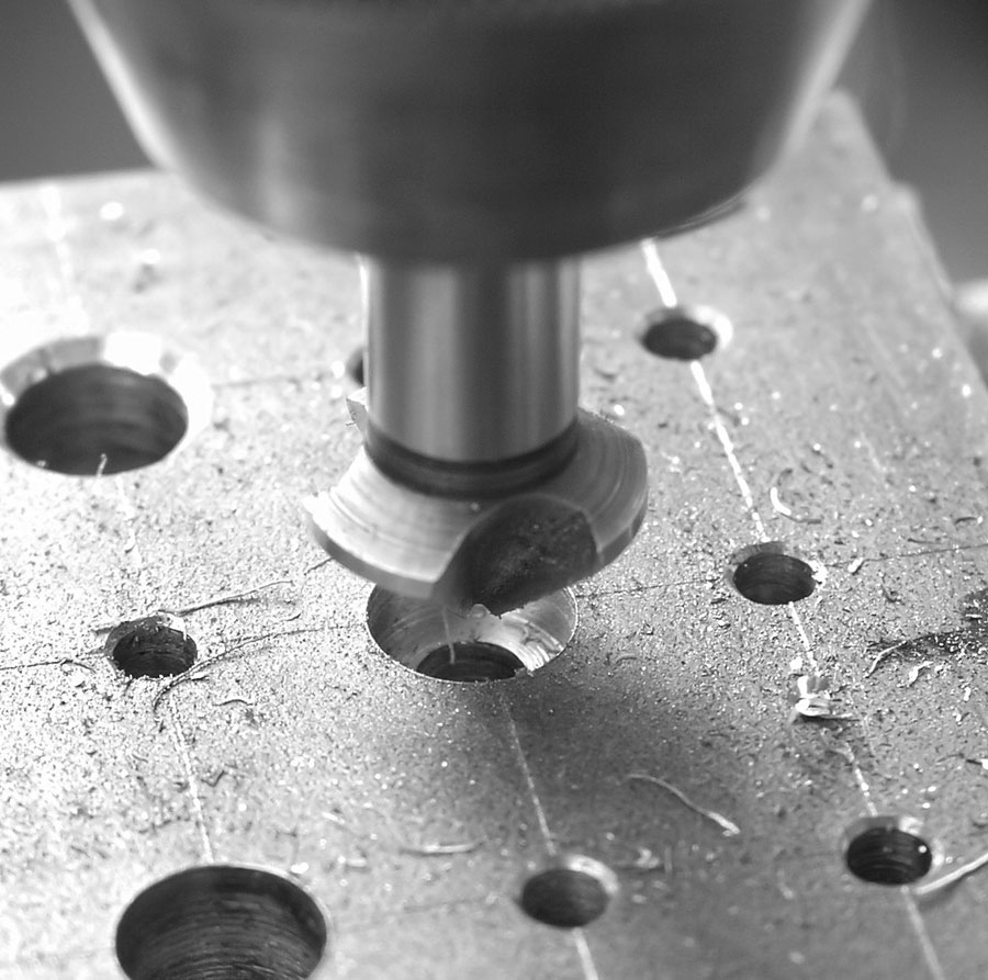 Kegelsenker über einem Werkstück