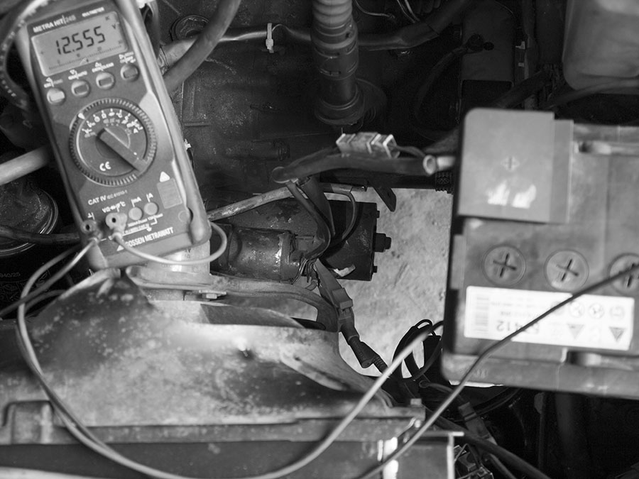 Anlasser-Strom testen mit Multimeter