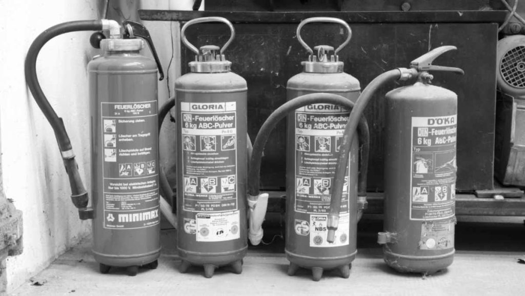 Feuerlöscher für die Sicherheit in einer Werkstatt