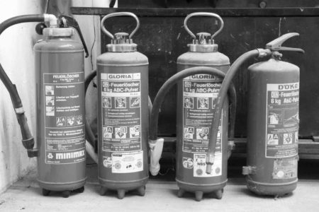 Feuerlöscher für die Sicherheit in einer Werkstatt
