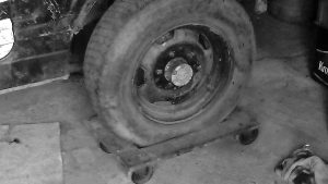 Auto in der Halle mit einem Möbelroller Hunt schieben und rollen