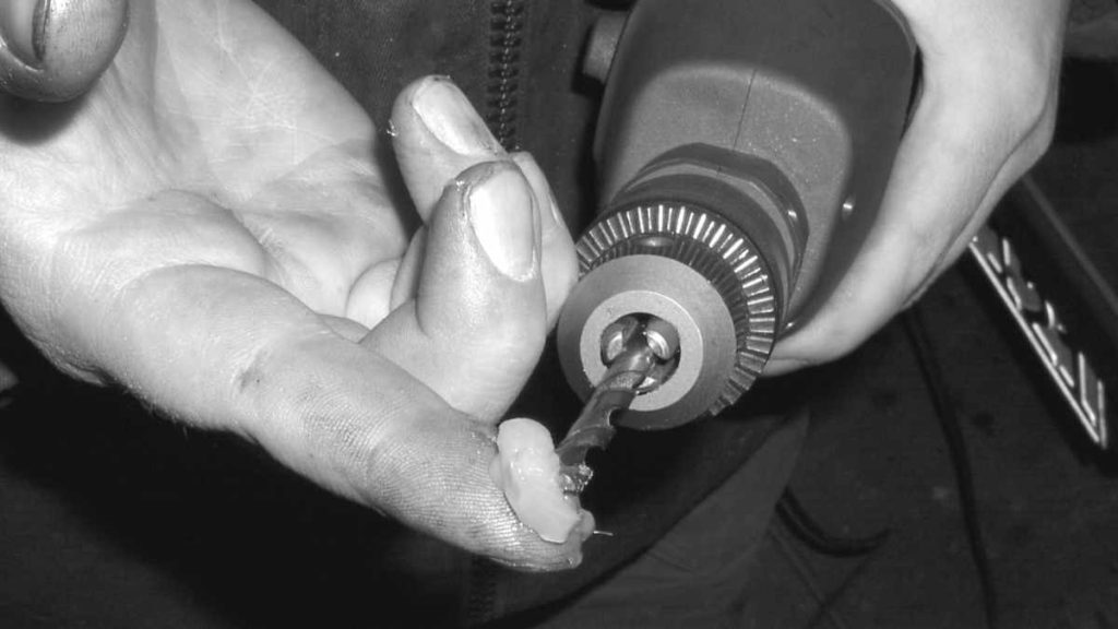 Bohrspäne binden mit einem Klacks Fett an der Bohrerspitze