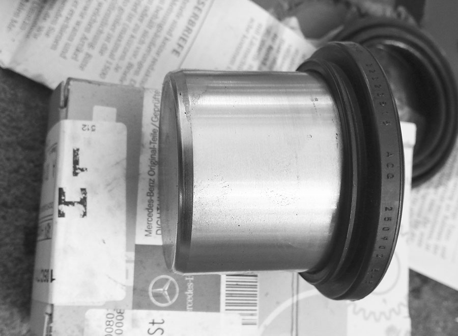 Neuer Kolben eines Bremssattels mit frisch montierter Staubmanschette