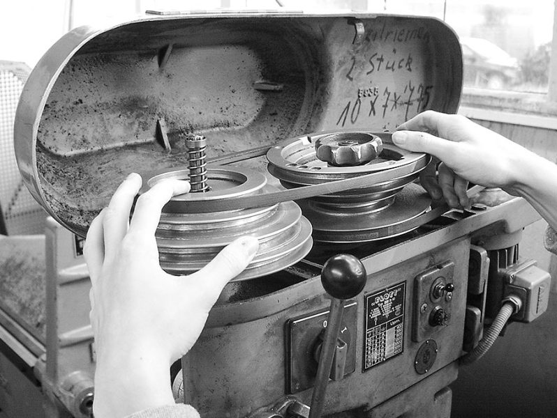 Drehzahl an einer Stufenscheibe Bohrmaschine einstellen