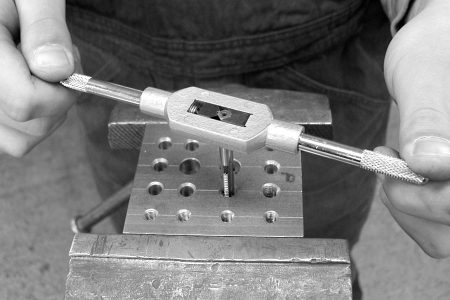 Innengewinde mit Durchgangsloch-Schneider bohren