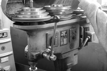 Drehzahl an einer Säulenbohrmaschine einstellen