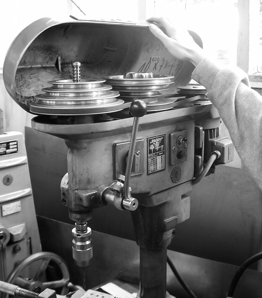 Drehzahl an einer Säulenbohrmaschine einstellen