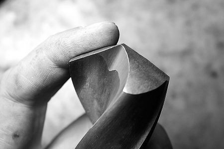 Ausgespitzte Schneide eines Spiralbohrers