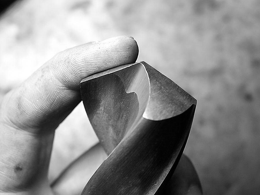 Ausgespitzte Schneide eines Spiralbohrers