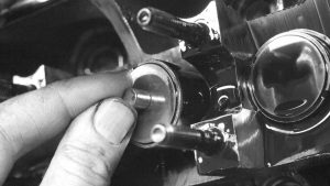 Shims eines Ventils in einem Zylinderkopf mit einem Magnet herausziehen