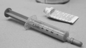 Härter für Spachtel mit einer Einwegspritze dosieren