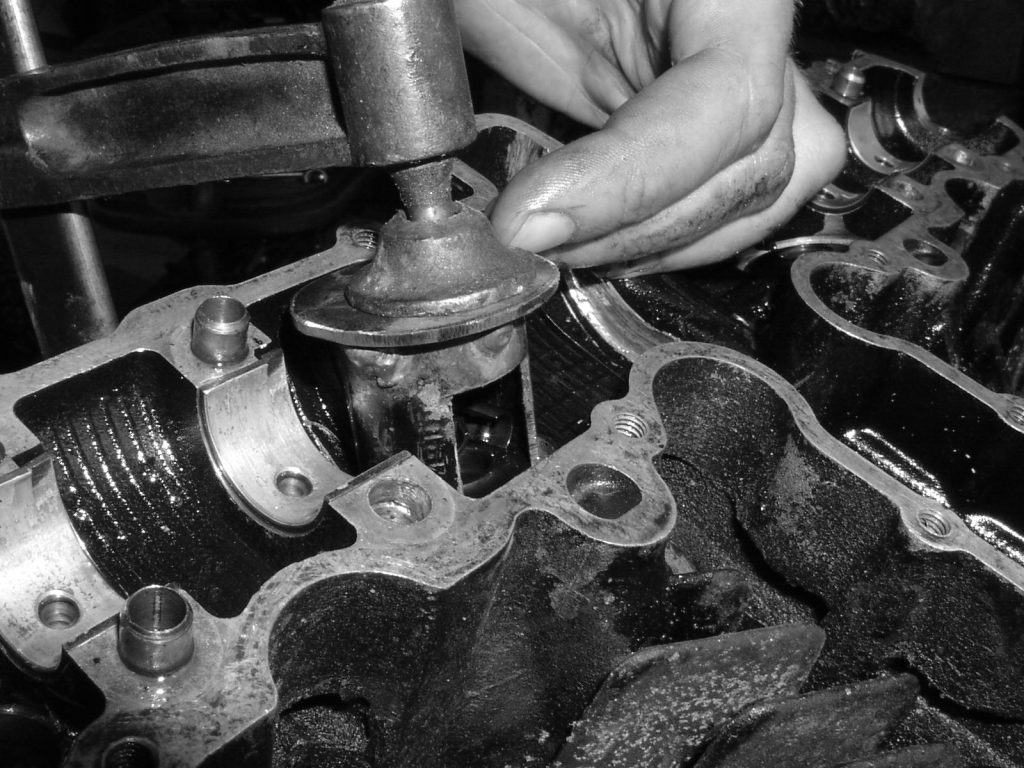 Ventile aus einem Zylinderkopf ausbauen