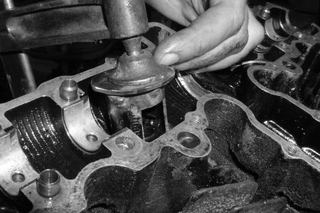 Ventile aus einem Zylinderkopf ausbauen