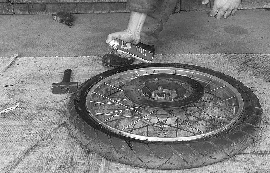 Alten Reifen mit WD40 demontieren