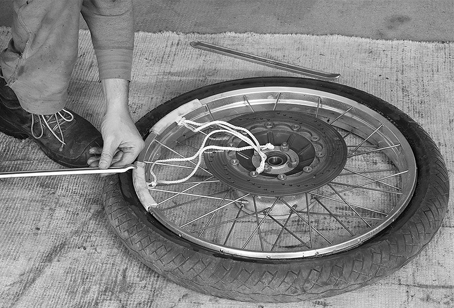 Reifen mit Felgenschonern montieren