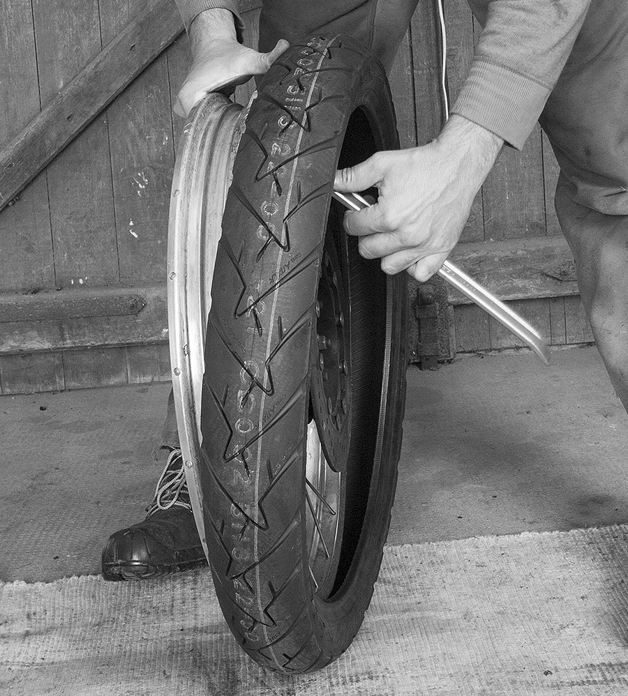 Neuen Reifen auf die Felge ziehen