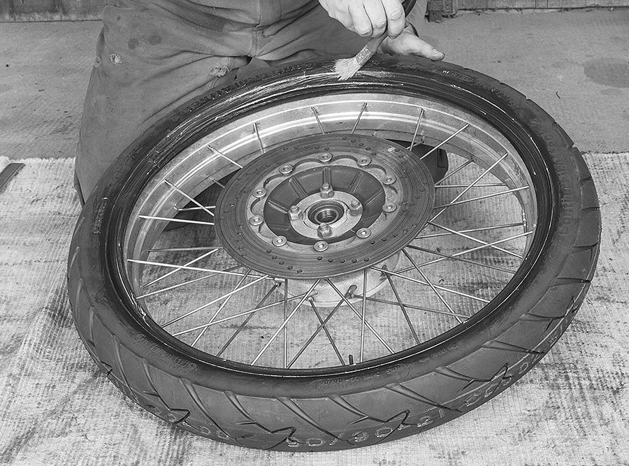 Reifen auf der Felge montieren