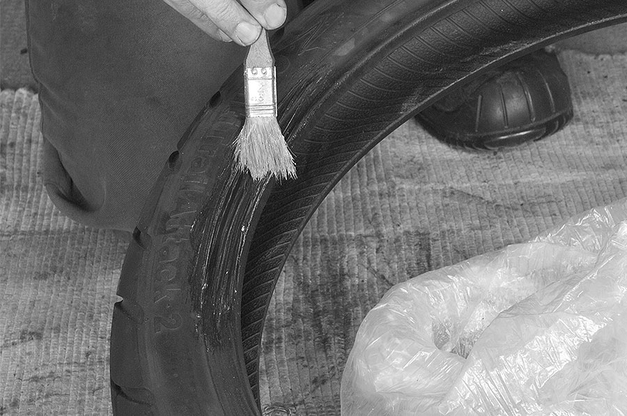 Reifen mit Montagepaste bestreichen