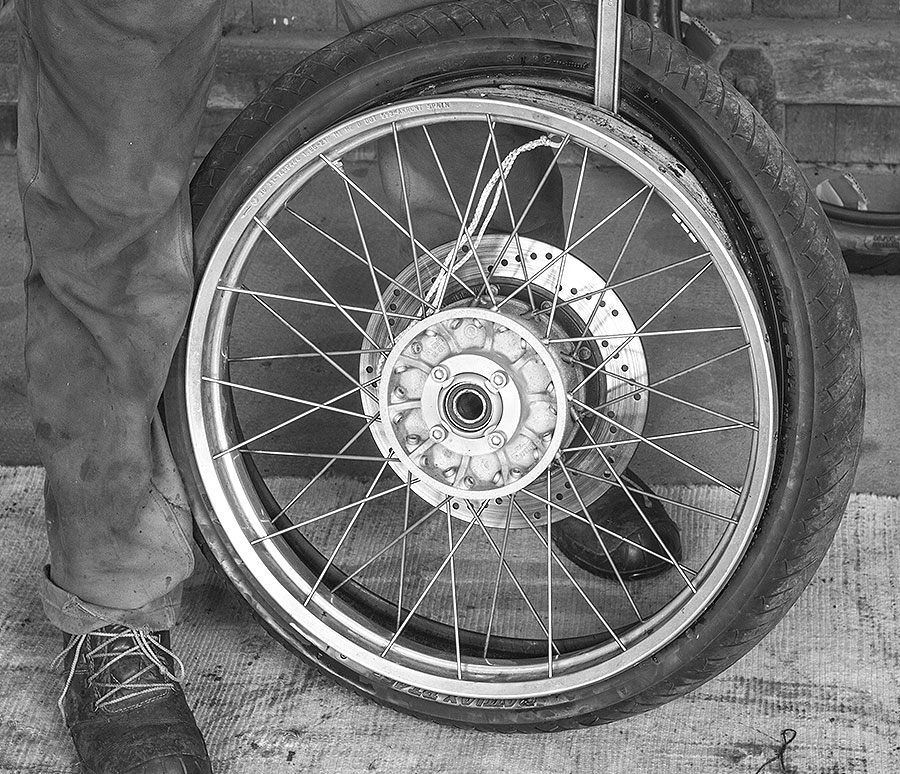 Reifen von der Felge hebeln