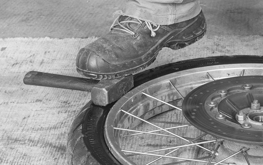 Reifen von der Felge drücken