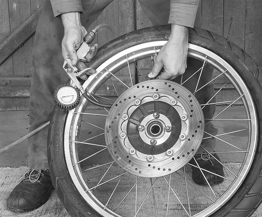 Reifendruck am montierten Reifen kontrollieren