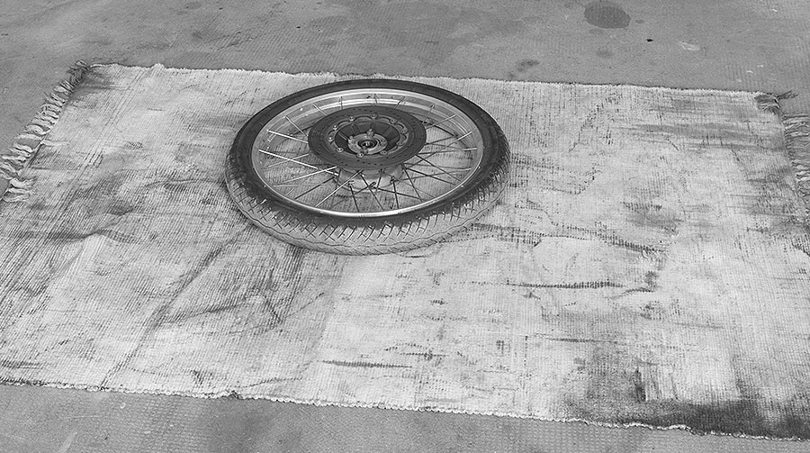 Reifenwechsel am Motorrad in der Garage