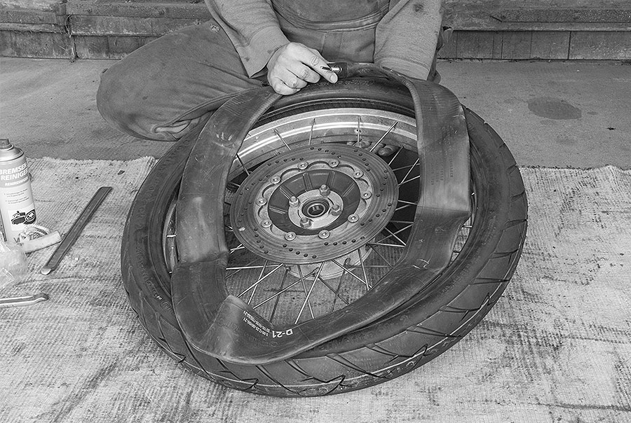 Neuen Schlauch in der Felge montieren