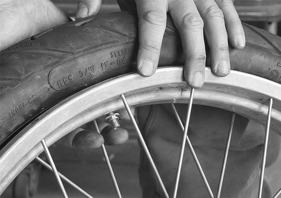 Ventil des neuen Schlauchs durch die Felge fädeln