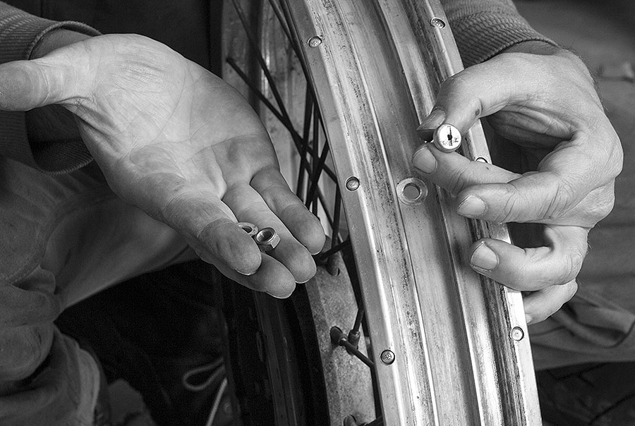 Schlauchlos-Ventil aus der Felge ausbauen