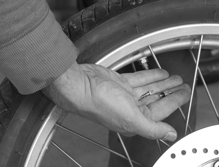 Ventil aus dem Reifen ausbauen