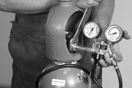 Druckminderer an die Flasche anschließen