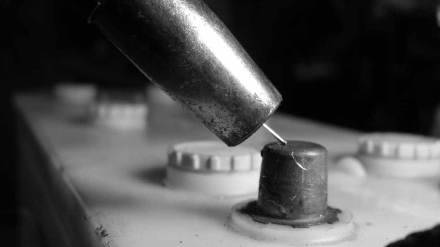 Schweissen am Auto Batterie abklemmen