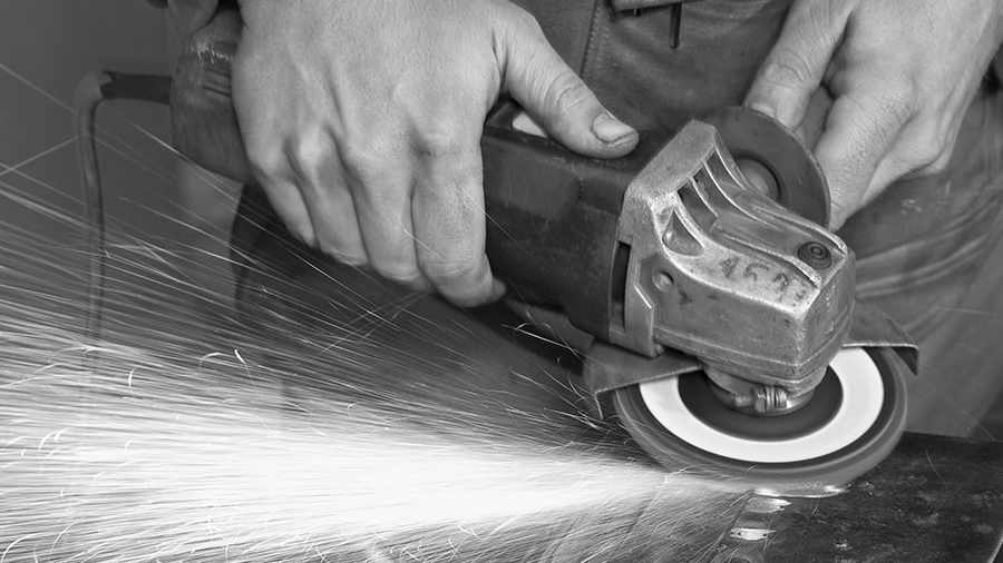 Winkelschleifer mit Schleifscheibe im Einsatz
