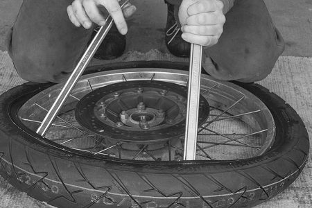 Motorradreifen von der Felge hebeln