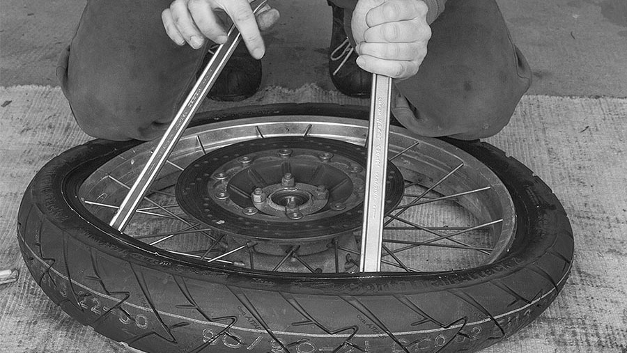 Motorradreifen von der Felge hebeln