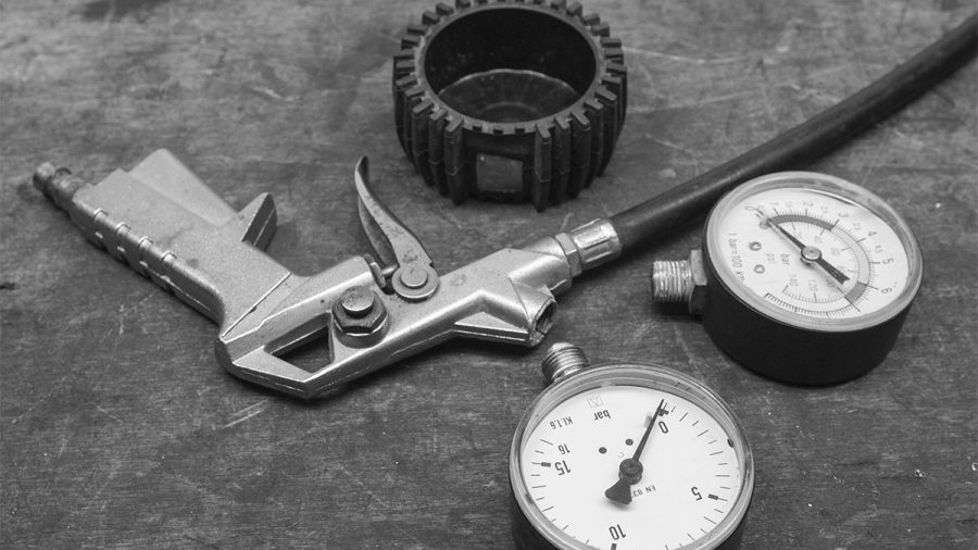 Reifenfüller oder Luftdruckprüfer mit zwei Manometern