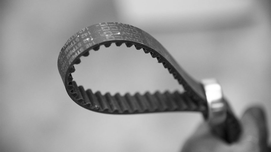 Ölfilterpatrone mit Schraubenschlüssel und einem Stück Zahnriemen lösen