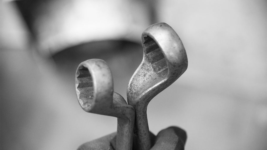 Kolben im Bremssattel mit zwei Schraubenschlüsseln zurückdrücken