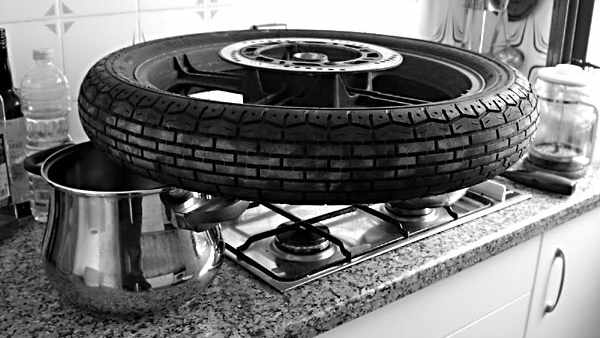 Radlager auf einem Gasherd einschrumpfen