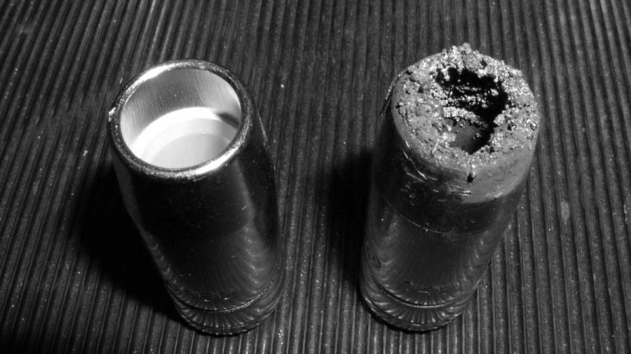 Zwei Gasdüsen für Schutzgasschweissen auf der Werkbank