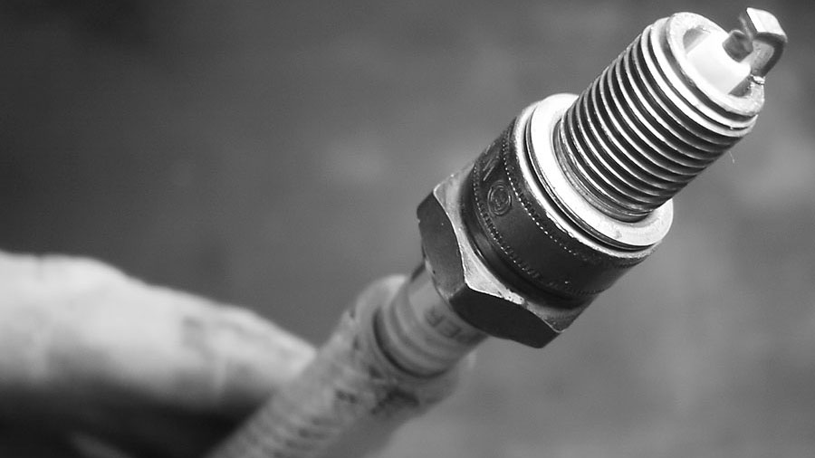Zündkerzen sicher mit einem Stück Druckluftschlauch eindrehen