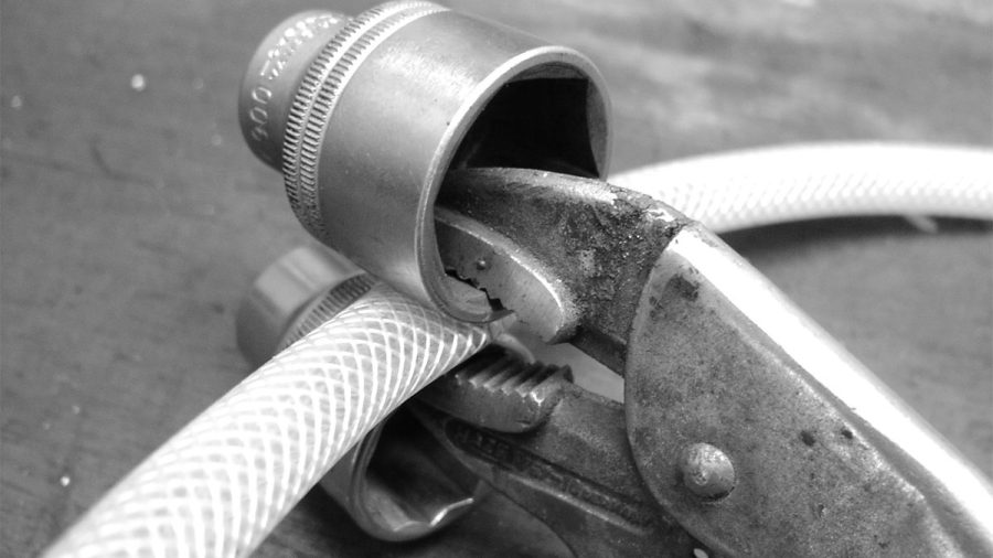 Schlauch mit Gripzangen abklemmen