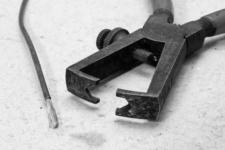 Abisolierzange mit fest einstellbarem Durchmesser