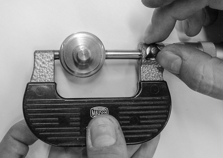 Bügelmessschraube am Werkstück arretieren