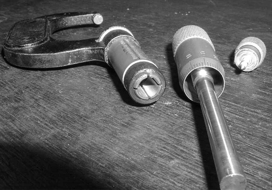 Bügelmessschraube auseinandergedreht  