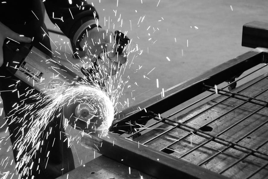 Arbeit mit dem Winkelschleifer