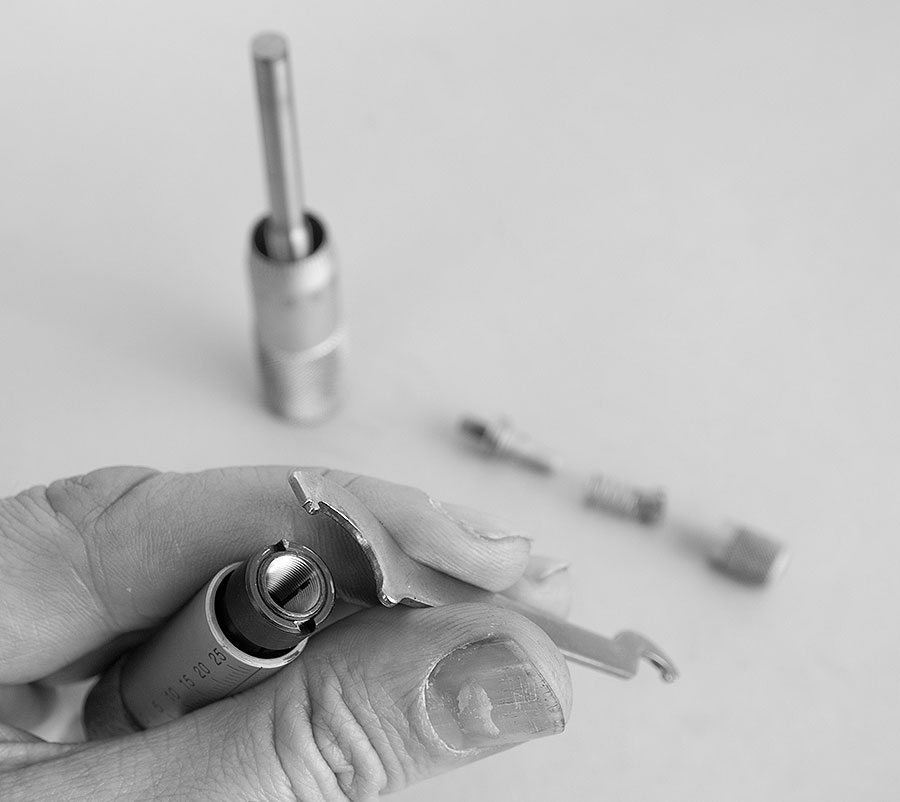 Mit dem Hakenschlüssel wird auch die innere Hülse verdreht